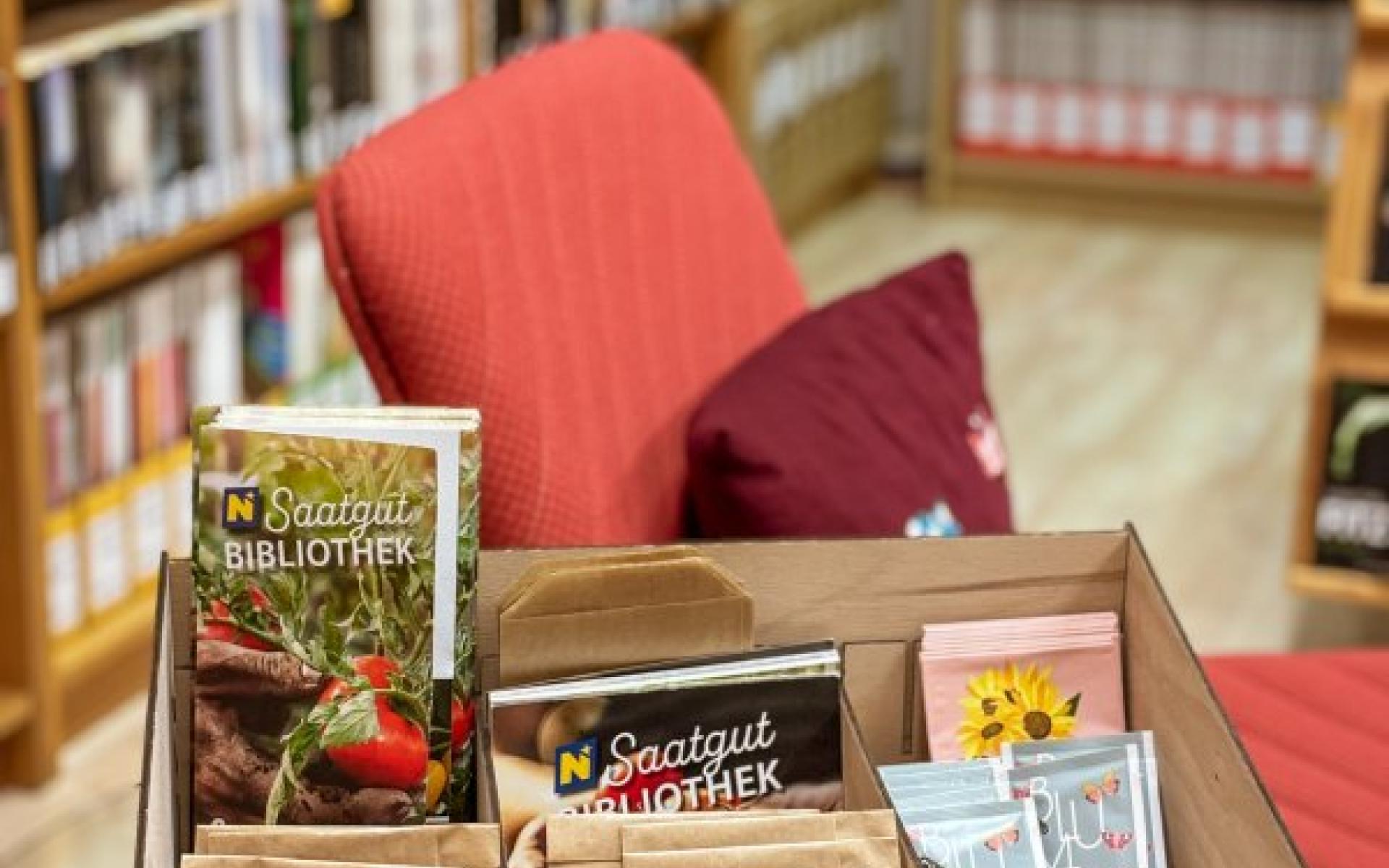 Saatgutbibliothek: Kiste mit Saatgutsackerln