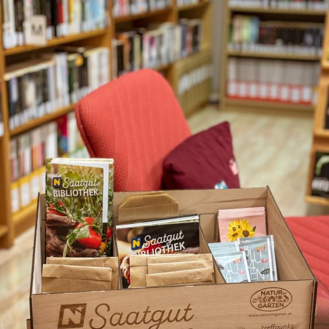 Saatgutbibliothek: Kiste mit Saatgutsackerln
